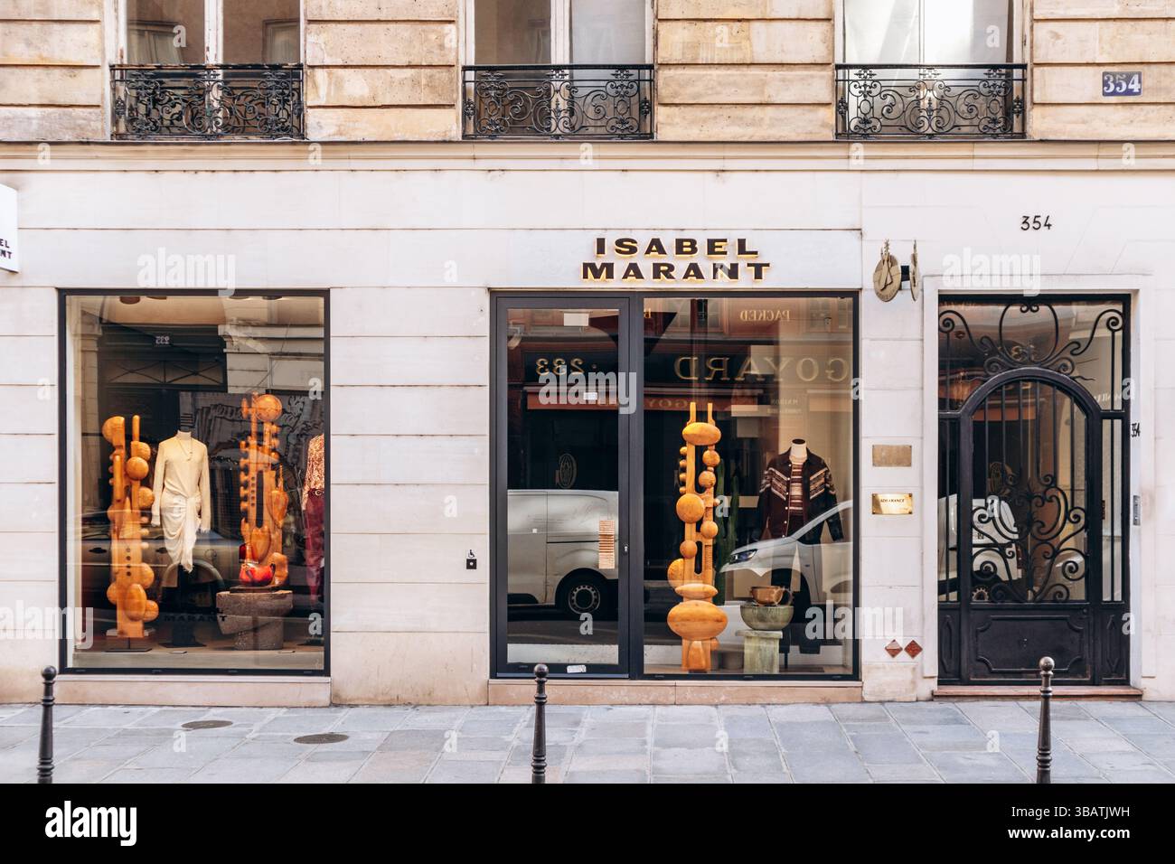 Vitrine d'une boutique de maroquinerie sur un boulevard parisien.