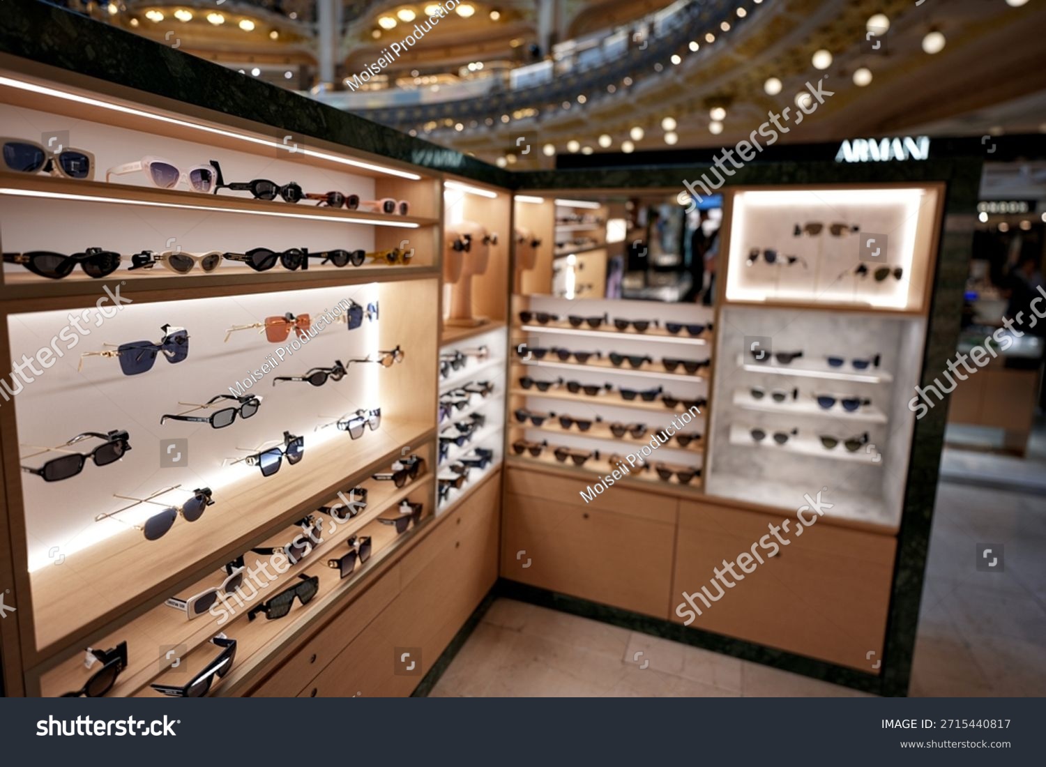 Intérieur d'une boutique de prestige, présentoirs en bois.