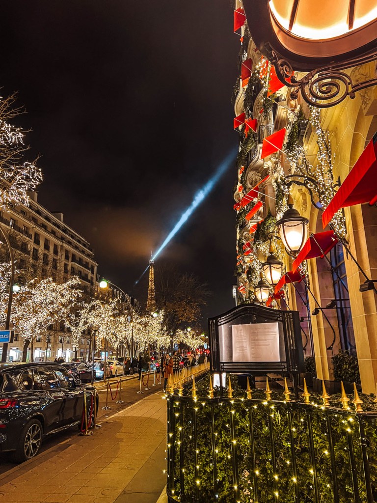 Boulevard parisien à la tombée du jour, façades illuminées.
